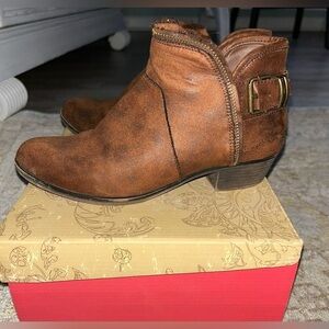 American Rag Womens Abby Brown Faux Suede Booties Shoes 8 Medium (B,M) NWOB